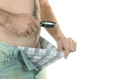 Gizon batek zakila begiratzen dio, bere tamaina handitu nahian